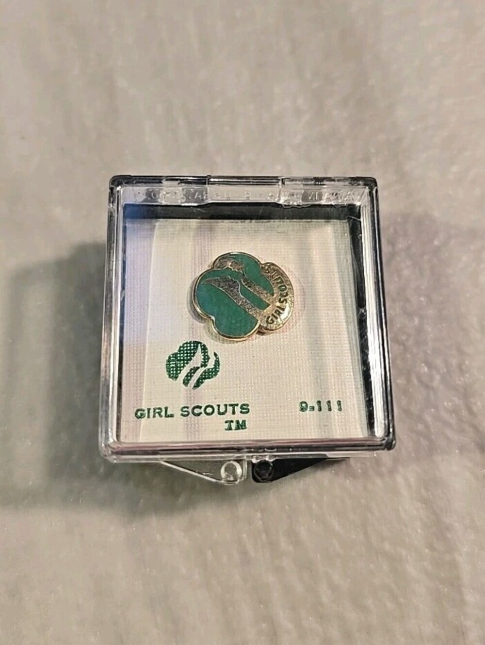 Vintage Girl Scouts Logo Jewelry Lapel Pin 9-111 In Original Acrylic Box